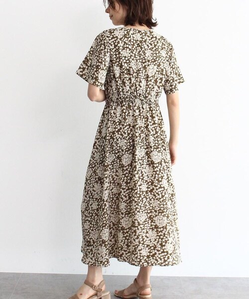 OZOC（オゾック）の「[洗える]花柄Vネックフレアワンピース（ワンピース/ドレス・レディース・ブラック(119)/ダークブラウン(143)/ボルドー(164)/カーキ(127)・38(M)/40(L)）」の7枚目の写真