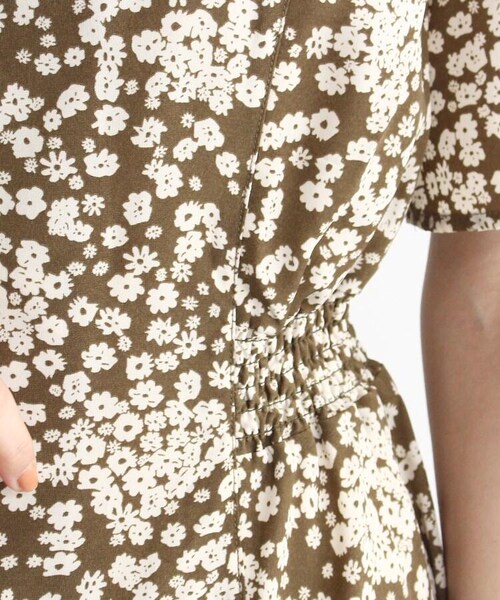 OZOC（オゾック）の「[洗える]花柄Vネックフレアワンピース（ワンピース/ドレス・レディース・ブラック(119)/ダークブラウン(143)/ボルドー(164)/カーキ(127)・38(M)/40(L)）」の13枚目の写真