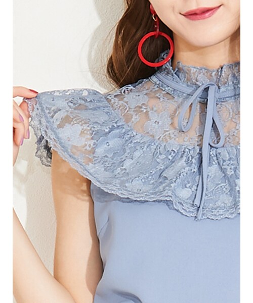 TITTY&CO.(ティティーアンドコー)の「デコルテレースリボンブラウス(トップス・レディース・オフホワイト/ブルー/ピンク・F)」の5枚目の写真