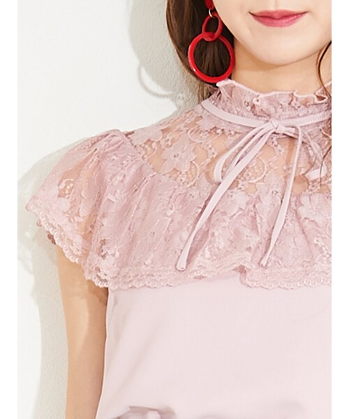 TITTY&CO.(ティティーアンドコー)の「デコルテレースリボンブラウス(トップス・レディース・オフホワイト/ブルー/ピンク・F)」の6枚目の写真