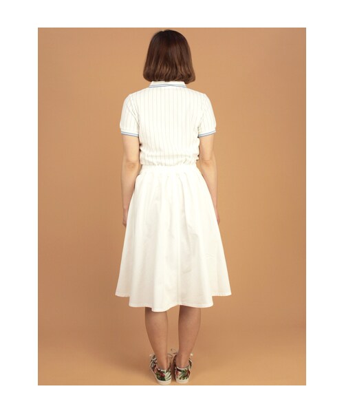 w closet(ダブルクローゼット)の「デニムひざ下丈フレアスカート(パンツ・レディース・ワンウォッシュ/ホワイト・FREE)」の5枚目の写真