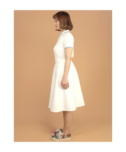 w closet(ダブルクローゼット)の「デニムひざ下丈フレアスカート(パンツ・レディース・ワンウォッシュ/ホワイト・FREE)」の4枚目の写真