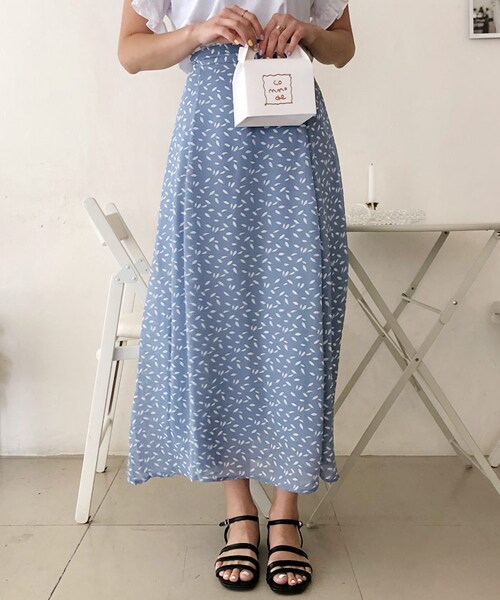 DHOLIC（ディーホリック）の「フェザーパターンフレアスカート（スカート・レディース・ホワイト/ブルー・FREE）」の2枚目の写真