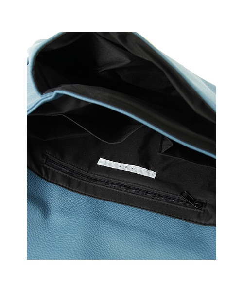 KBF(ケイビーエフ)の「メタルバックルクラッチ(バッグ・レディース・アイボリー/ブルー/ブラック・one)」の11枚目の写真