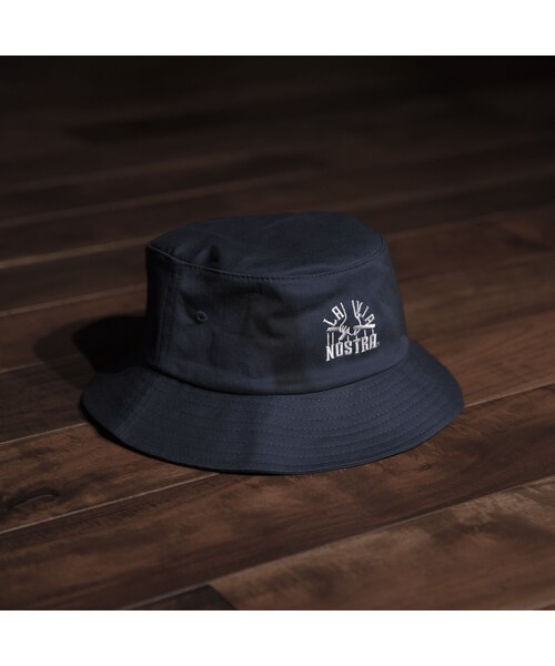 La VIA NOSTRA（ラヴィアノストラ）の「STRINGS II BUCKET HAT｜NAVY（ハット）」 WEAR