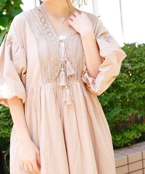 Crisp（クリスプ）の「フロントレースバルーンワンピース（ワンピース・レディース・ベージュ/アイボリー・FREE）」の4枚目の写真