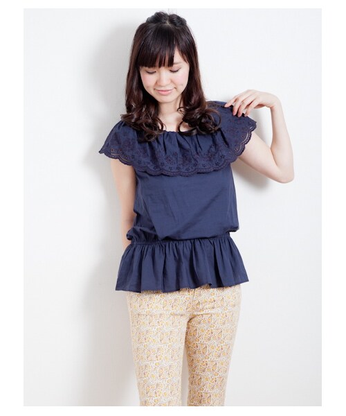 earth music&ecology(アースミュージックアンドエコロジー)の「ケープ刺繍プルオーバー(シャツ・ブラウス・レディース・アイボリー/ネイビー・XS/L)」の2枚目の写真