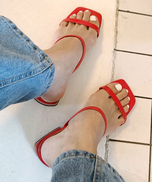 DHOLIC（ディーホリック）の「ローヒールツーストラップサンダル（サンダル・レディース・ホワイト/レッド/ブラウン/ベージュ/ブラック/グレー・225/230/235/240/245/250）」の6枚目の写真