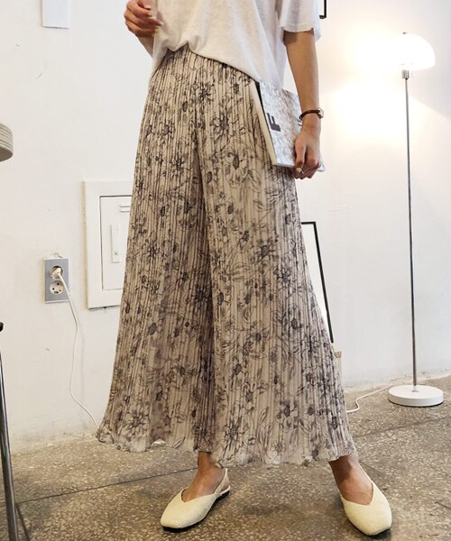 DHOLIC（ディーホリック）の「フローラルプリーツパンツ（その他パンツ・レディース・ブラック/ベージュ・FREE）」の2枚目の写真