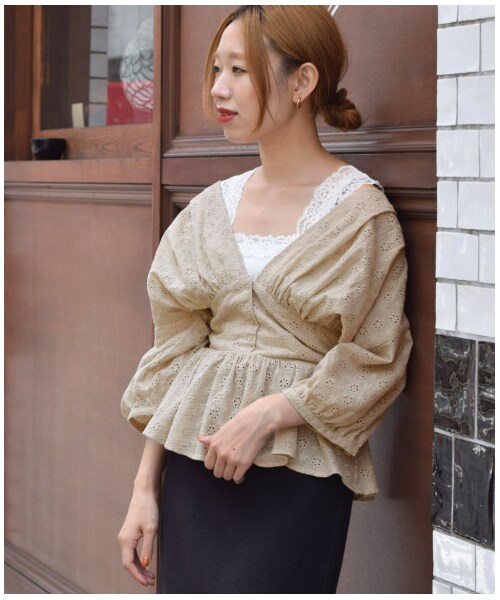 w closet（ダブルクローゼット）の「花柄パンチングレース切替