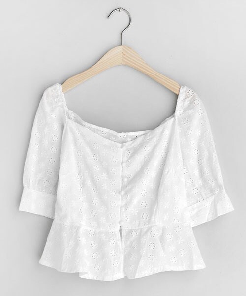 DHOLIC（ディーホリック）の「アイレット刺繍クロップドブラウス（シャツ/ブラウス・レディース・ベージュ/ホワイト・FREE）」の2枚目の写真