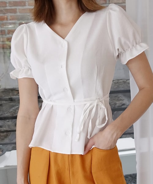 DHOLIC（ディーホリック）の「Vネックボタンショートスリーブブラウス（シャツ/ブラウス・レディース・ベージュ/ホワイト/ブラック/ピンク・FREE）」の2枚目の写真