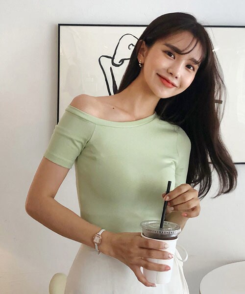 DHOLIC(ディーホリック)の「ワンショルダースリムTシャツ(Tシャツ/カットソー・レディース・グリーン/ホワイト/ブラック・FREE)」の1枚目の写真