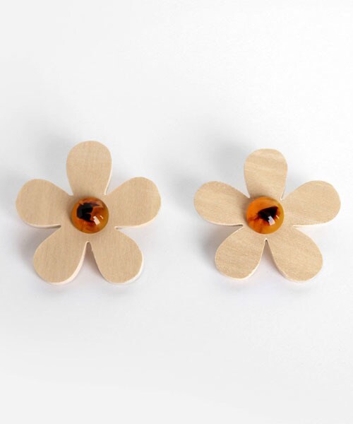 DHOLIC（ディーホリック）の「ウッドフラワーピアス（ピアス（両耳用）・レディース・ベージュ/ブラウン・FREE）」の2枚目の写真