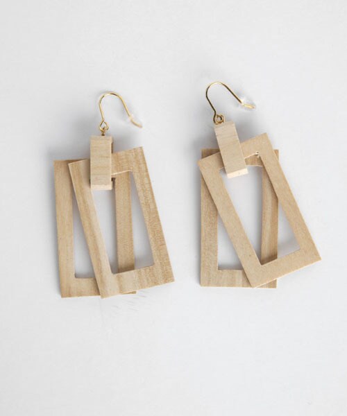 DHOLIC（ディーホリック）の「ダブルウッドスクエアフックピアス（ピアス（両耳用）・レディース・ホワイト/ベージュ・FREE）」の2枚目の写真