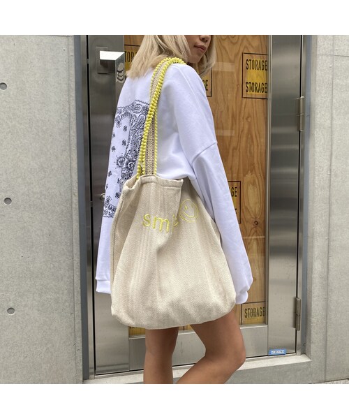 no brand(ノーブランド)の「ぽんぽんトートバッグ「smile」(トートバッグ・レディース・その他)」の2枚目の写真