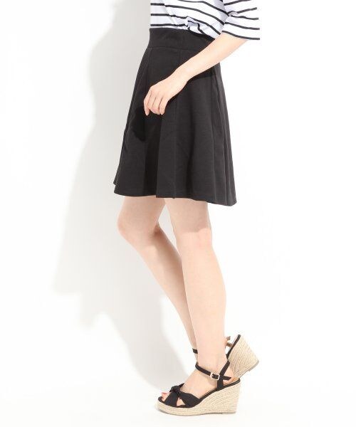 LOWRYS FARM（ローリーズファーム）の「ポンチフレアスカート３/mikoa（スカート・オフ/ブラック/グリーン・Ｆ）」の4枚目の写真