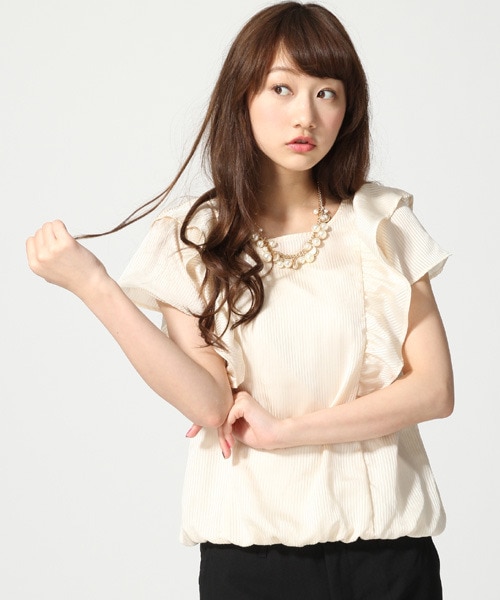 LOWRYS FARM（ローリーズファーム）の「フリルブラウスショートスリーブ（トップス・レディース・オフ/ベージュ/ネイビー・Ｍ/Ｌ）」の2枚目の写真