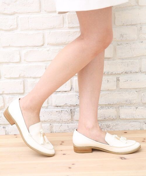 A part by(アパートバイ)の「タッセルローファー(シューズ・レディース・オフホワイト/ブラック・M/L)」の1枚目の写真