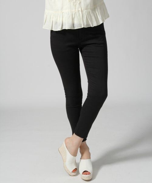 BLISS POINT Womens（ブリスポイント ウイメンズ）の「【XLサイズ展開アイテム】サテンクロップドスキニーパンツ（パンツ・レディース・ホワイト/ブラック/ネイビー・Ｓ/Ｍ/Ｌ/ＸＬ）」の2枚目の写真