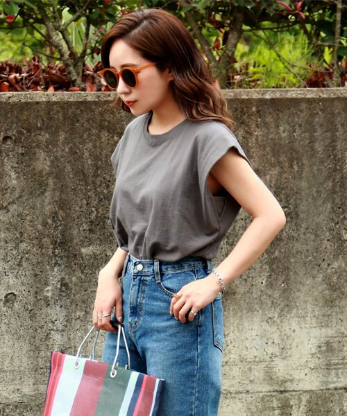 LAULEN(ローレン)の「shoulder design tops(Tシャツ/カットソー・レディース・エクリュ/チャコール・FREE)」の2枚目の写真