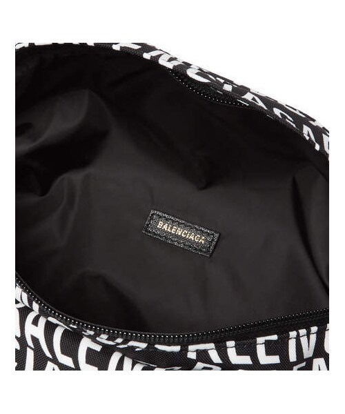 BALENCIAGA(バレンシアガ)の「Balenciaga Logo-Print Canvas Belt Bag(メッセンジャーバッグ・メンズ・Black・One Size)」の5枚目の写真