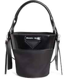 PRADA | "Prada Bucket Bag"2〜3年前に購入したので全く同じ物はありませんでしたが素材違いがあったので参考までに載せておきます！私のは皮素材でお値段が17〜18万くらいだったと思います！参考までに！(ショルダーバッグ)