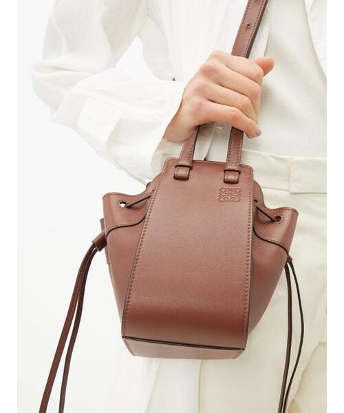 LOEWE（ロエベ）の「Loewe - Hammock Mini Leather Cross Body Bag - Womens - Brown（ショルダーバッグ・レディース・Brown・One Size）」の2枚目の写真