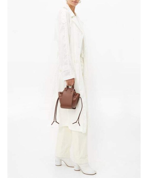 LOEWE（ロエベ）の「Loewe - Hammock Mini Leather Cross Body Bag - Womens - Brown（ショルダーバッグ・レディース・Brown・One Size）」の4枚目の写真