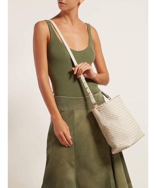 BOTTEGA VENETA(ボッテガヴェネタ)の「Bottega Veneta - Intrecciato Leather Cross Body Bag - Womens - White(ショルダーバッグ・レディース・White・One Size)」の5枚目の写真