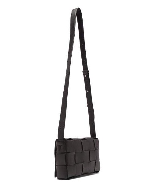 BOTTEGA VENETA（ボッテガヴェネタ）の「Bottega Veneta - Intrecciato Leather Cross Body Bag - Womens - Black（ショルダーバッグ・レディース・Black・One Size）」の2枚目の写真