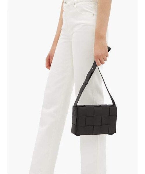 BOTTEGA VENETA（ボッテガヴェネタ）の「Bottega Veneta - Intrecciato Leather Cross Body Bag - Womens - Black（ショルダーバッグ・レディース・Black・One Size）」の4枚目の写真