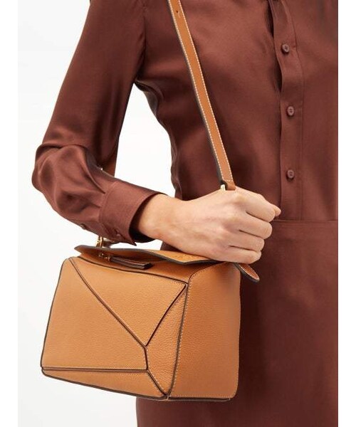 LOEWE（ロエベ）の「Loewe - Puzzle Small Grained Leather Cross Body Bag - Womens - Tan（ショルダーバッグ・レディース・Brown・One Size）」の5枚目の写真
