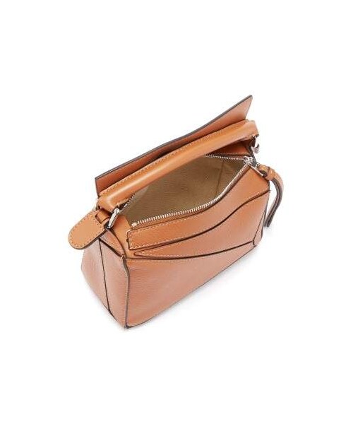 LOEWE（ロエベ）の「Loewe - Puzzle Small Grained Leather Cross Body Bag - Womens - Tan（ショルダーバッグ・レディース・Brown・One Size）」の4枚目の写真