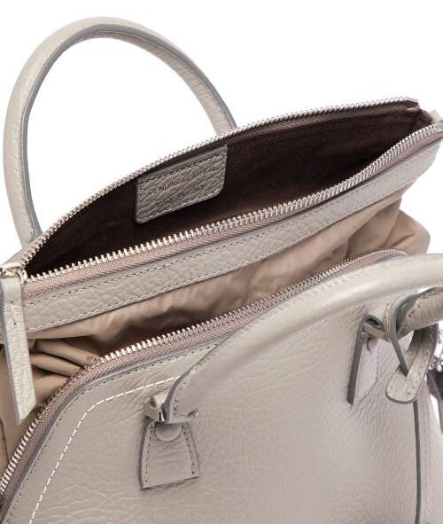 Maison Margiela(メゾンマルジェラ)の「Maison Margiela - 5ac Small Grained Leather Shoulder Bag - Womens - Grey(ショルダーバッグ・レディース・Gray・One Size)」の4枚目の写真