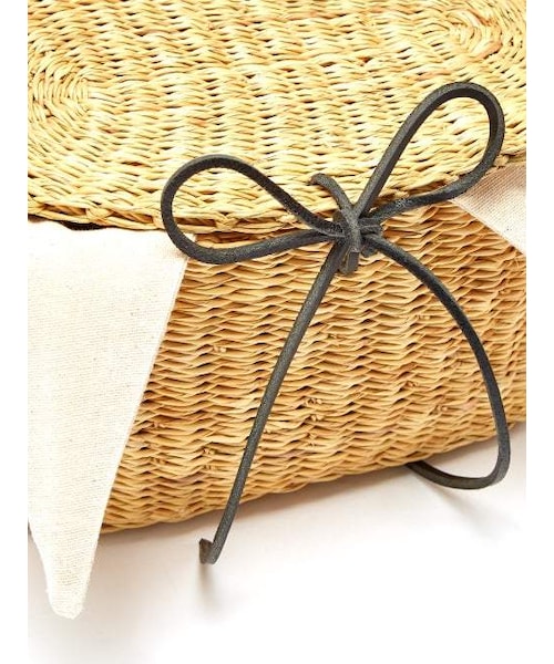 MUUN(ムーニュ)の「Muuñ Muun - Jeanne Mini Woven Straw Bucket Bag - Womens - Cream(ショルダーバッグ・レディース・White・One Size)」の2枚目の写真