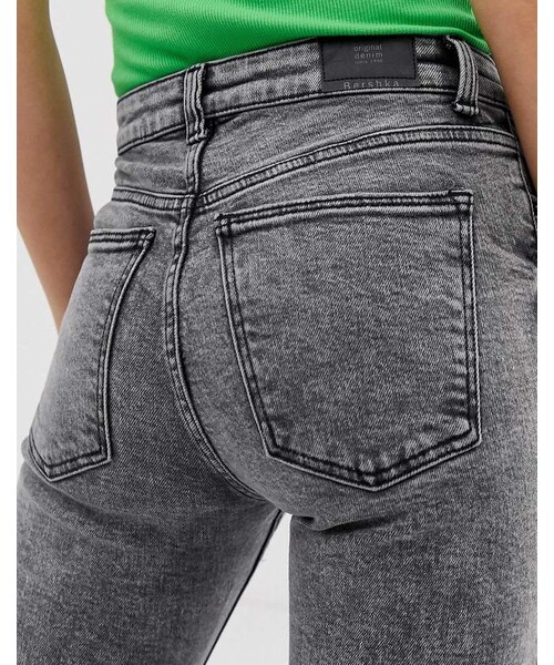 Bershka（ベルシュカ）の「Bershka skinny jean in acid wash（デニムパンツ・レディース・Black・Us 0/Us 2/Us 4/Us 6/Us 8/Us 10/Us 12）」の2枚目の写真