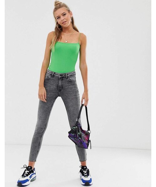 Bershka（ベルシュカ）の「Bershka skinny jean in acid wash（デニムパンツ・レディース・Black・Us 0/Us 2/Us 4/Us 6/Us 8/Us 10/Us 12）」の3枚目の写真