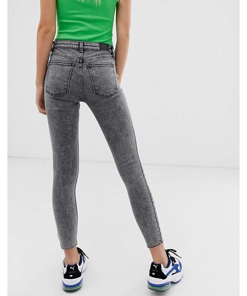Bershka（ベルシュカ）の「Bershka skinny jean in acid wash（デニムパンツ・レディース・Black・Us 0/Us 2/Us 4/Us 6/Us 8/Us 10/Us 12）」の4枚目の写真
