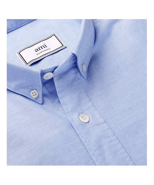 ami（アミ）の「AMI Slim-Fit Button-Down Collar Logo-Appliquéd Cotton Oxford Shirt（シャツ/ブラウス・メンズ・Blue・Eu40/Eu39/Eu42/Eu38/Eu41/Eu43）」の2枚目の写真