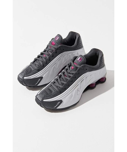 NIKE(ナイキ)の「Nike Shox R4 Sneaker(スニーカー・レディース・Black/Silver・5/6/6.5/7/7.5)」の7枚目の写真