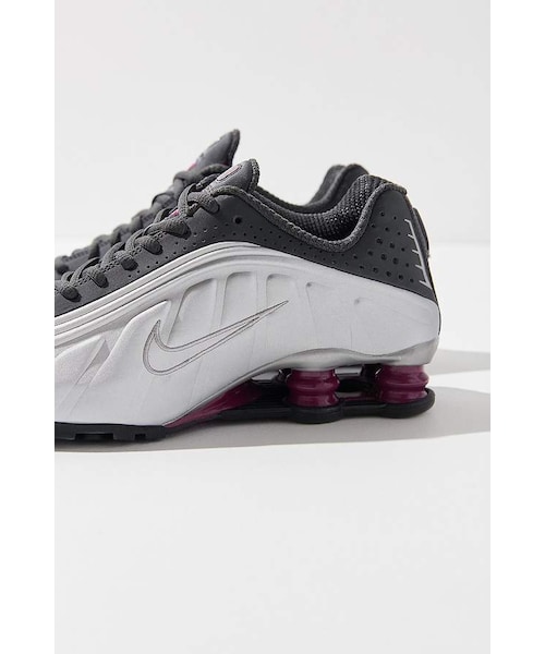 NIKE(ナイキ)の「Nike Shox R4 Sneaker(スニーカー・レディース・Black/Silver・5/6/6.5/7/7.5)」の5枚目の写真
