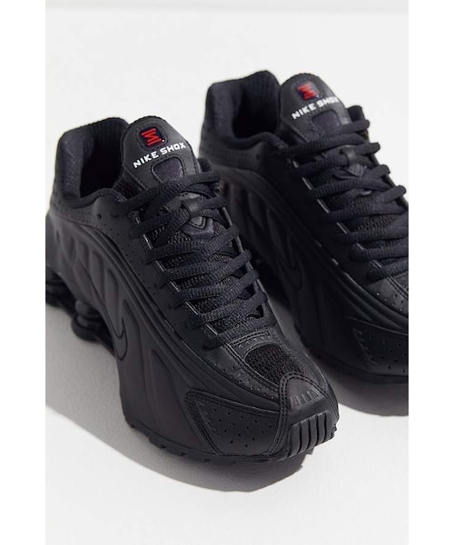 NIKE(ナイキ)の「Nike Shox R4 Sneaker(スニーカー・レディース・Black/Silver・5/6/6.5/7/7.5)」の3枚目の写真