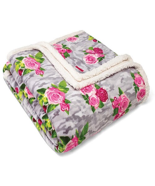 Betsey Johnson（ベッツィージョンソン）の「Betsey Johnson Camouflage Floral Blanket