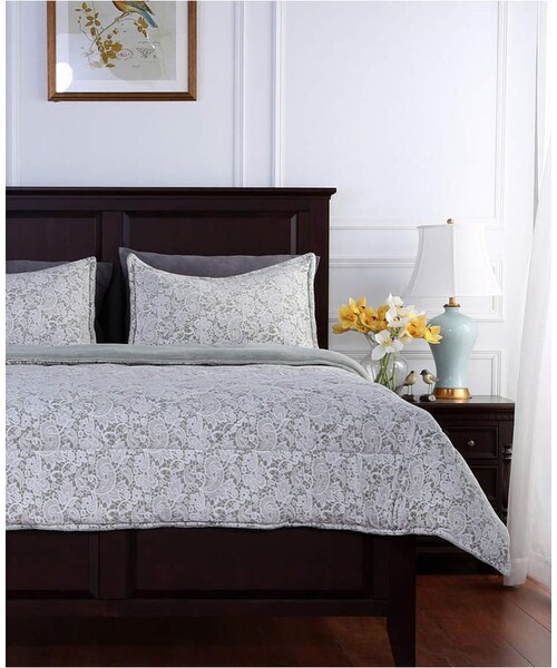 Berkshire（バークシャー）の「Berkshire Blanket Floral Lace Plush King Comforter