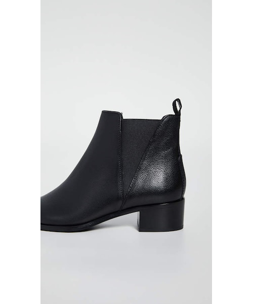 Acne Studios（アクネストゥディオズ）の「Acne Studios Jensen Grain Chelsea Booties（ブーツ・レディース・Black・35/36/37/38/39/40/41）」の2枚目の写真