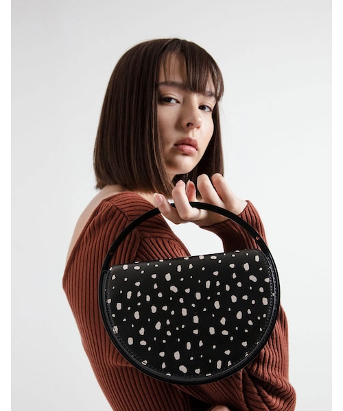 CHARLES & KEITH（チャールズ & キース）の「Zebra Print Circle Clutch（バッグ・レディース・Multi/Black/Burgundy/Pink/Tan/Yellow・S）」の2枚目の写真