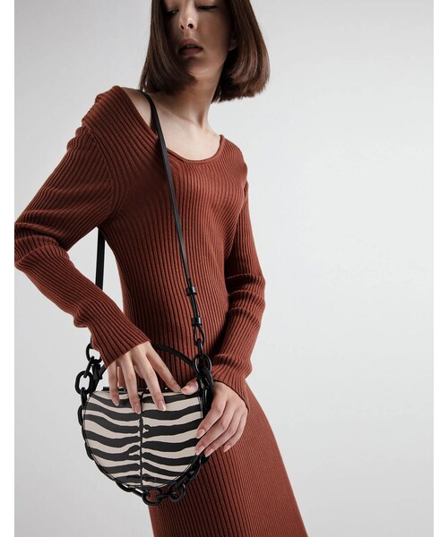 CHARLES & KEITH（チャールズ & キース）の「Zebra Print Circle Clutch（バッグ・レディース・Multi/Black/Burgundy/Pink/Tan/Yellow・S）」の6枚目の写真