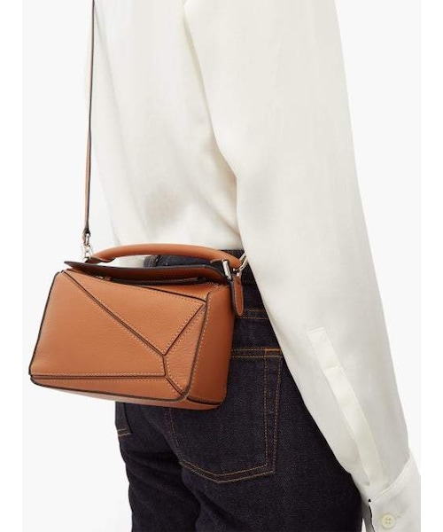 LOEWE（ロエベ）の「Loewe - Puzzle Mini Grained Leather Cross Body Bag - Womens - Tan（ショルダーバッグ・レディース・Brown・One Size）」の2枚目の写真