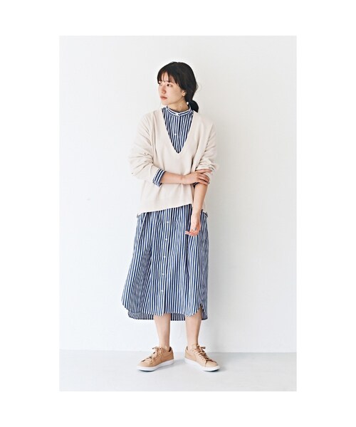 avecmoi(アヴェクモワ)の「アヴェクモワ シャツワンピース〈白×紺〉(レディースファッション > ワンピース・チュニック > ワンピース・レディース・ホワイト・(身幅63/総丈120cm)/(身幅66/総丈120cm)/(身幅60/総丈120cm)/(身幅57/総丈120cm))」の3枚目の写真